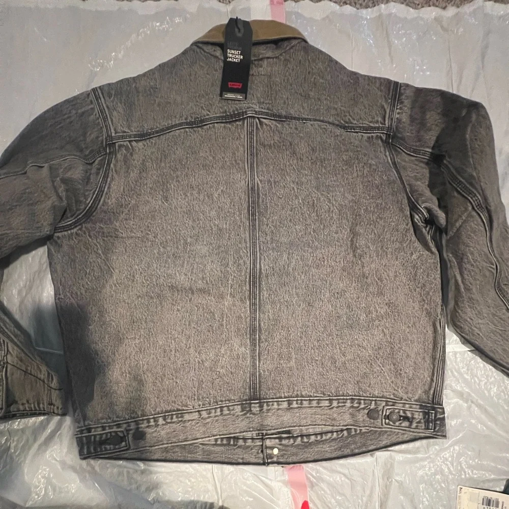 Levi's Washed Black Denim Trucker Jacket with Tan Collar - Picture 11 of 11
